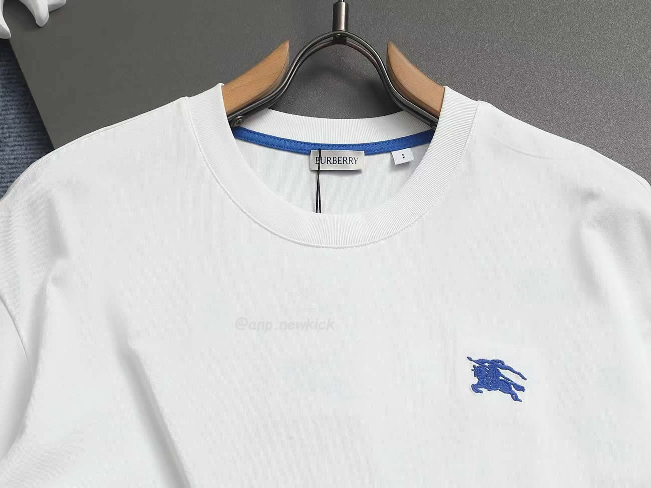 Burberry Equestrian Knight Detail Cotton T Shirt (9) - www.newkick.org